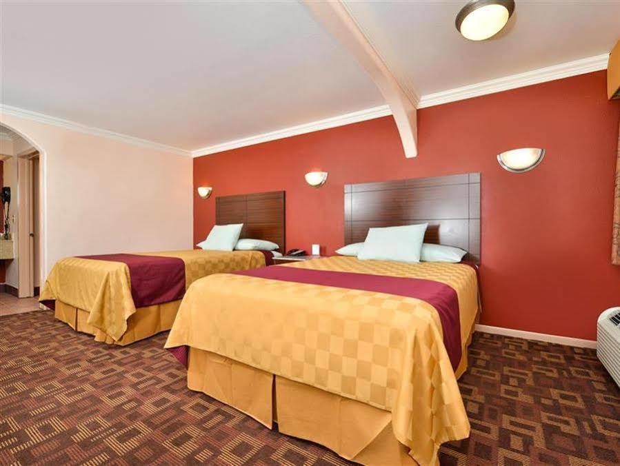 Americas Best Value Inn Houston Heights At I-45 Exterior foto